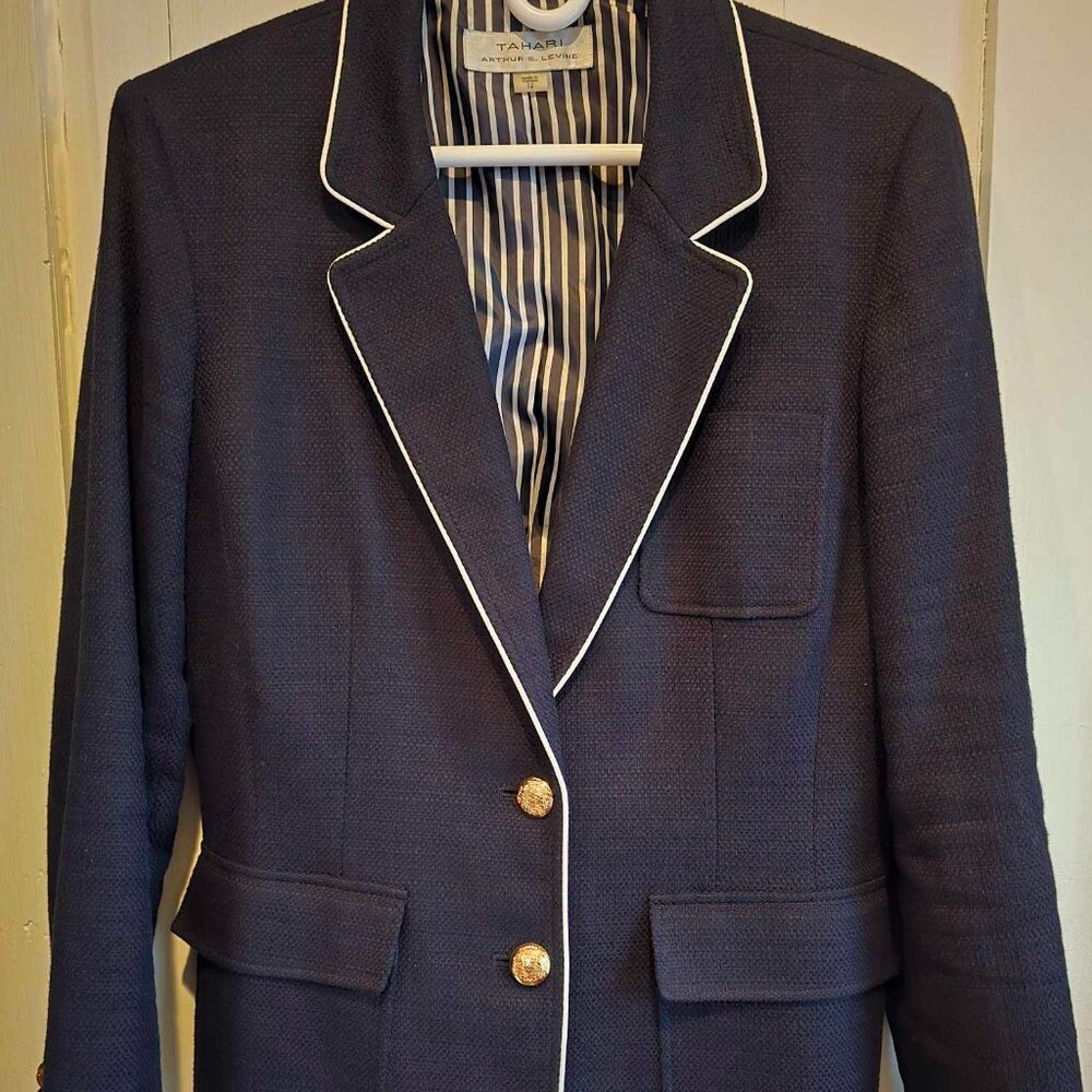 TAHARI ARTHUR LEVINE NAVY WHITE TRIM BLAZER GOLD BUTTONS MODERN LOOK